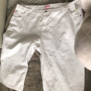 Plus size white Capri jeans.